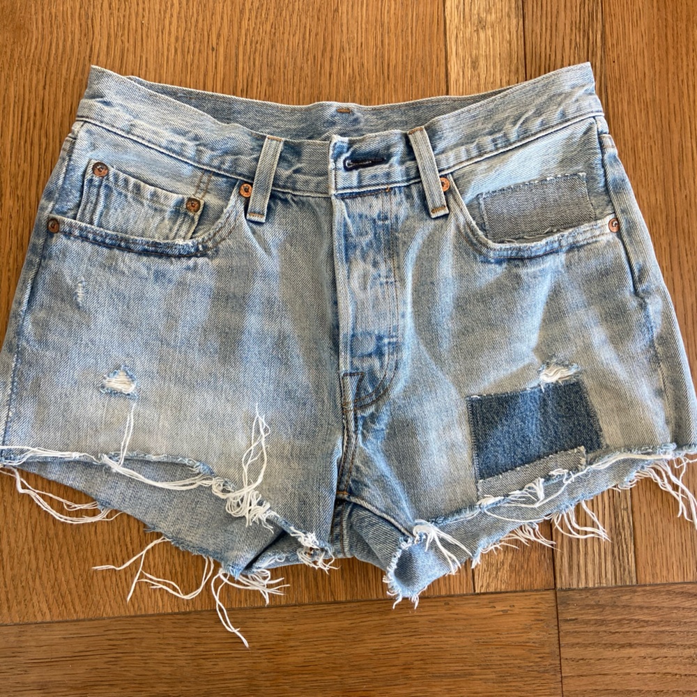 Distressed Levi’s cut off shorts